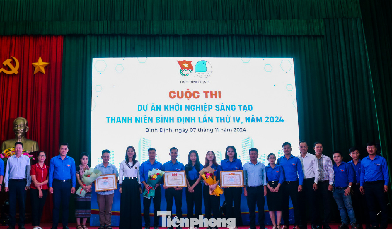 Ban tổ chức trao giải cho các nhóm tác giả đạt thành tích cao.