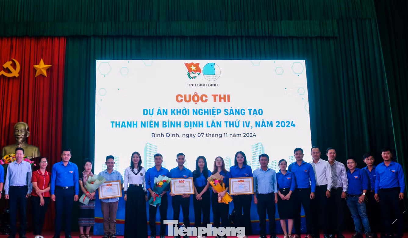 Ban tổ chức trao giải cho các nhóm tác giả đạt thành tích cao. Ban tổ chức trao giải cho các nhóm tác giả đạt thành tích cao.