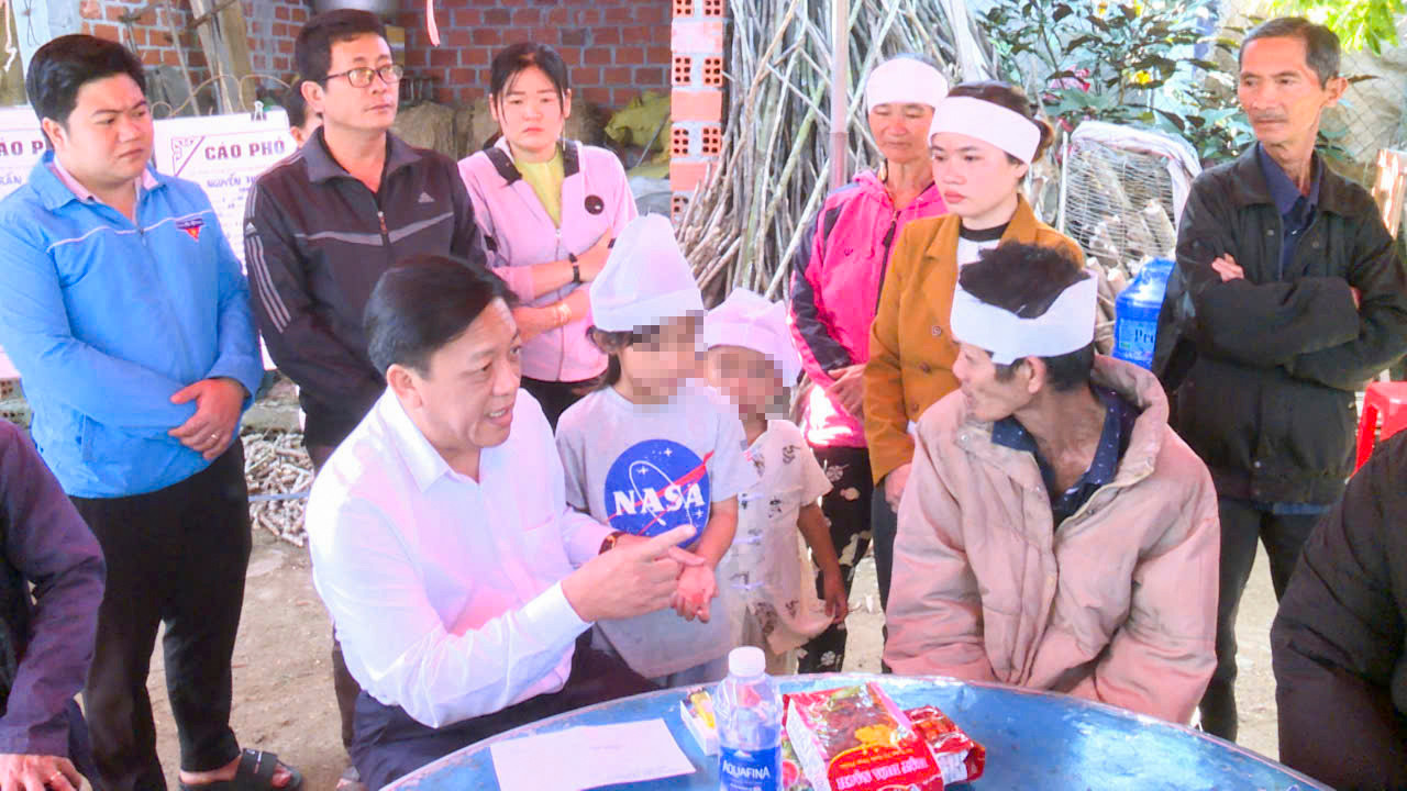 Lãnh đạo huyện Tây Sơn đến thăm hỏi, động viên gia đình. Ảnh: V.P Lãnh đạo huyện Tây Sơn đến thăm hỏi, động viên gia đình. Ảnh: V.P