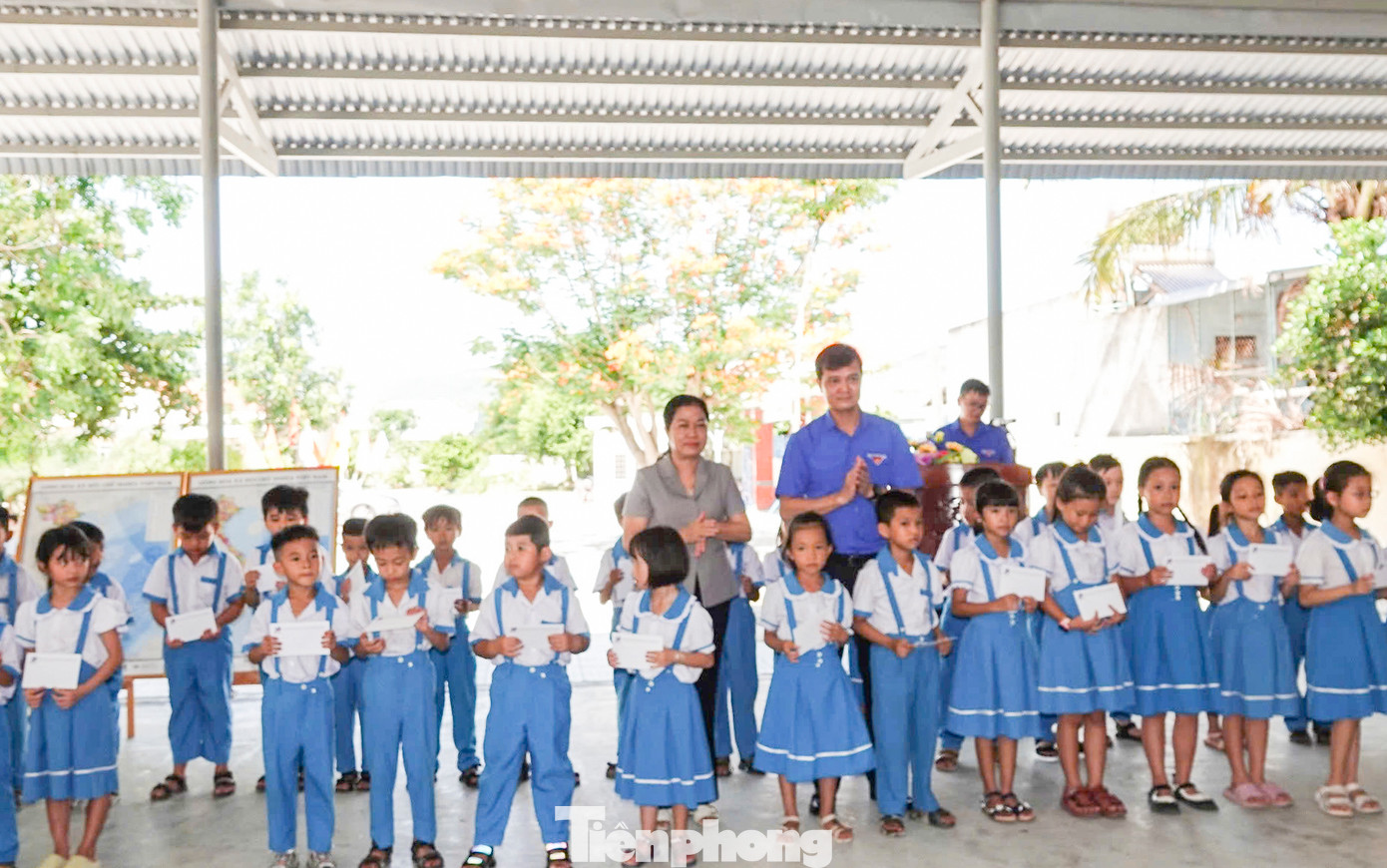 120 suất học bổng (1 triệu đồng/suất) được trao tặng các em học sinh trường Tiểu học số 1 Cát Khánh. Ảnh: Trương Định