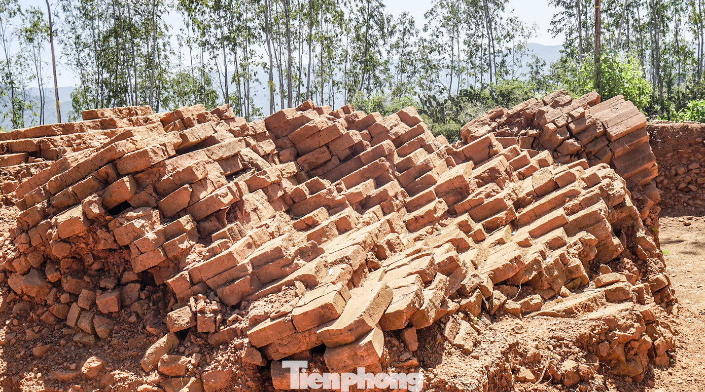 Theo TS. Phạm Văn Triệu - Viện khảo cổ học Việt Nam, phế tích tháp Đại Hữu được xây dựng trên đỉnh núi với bề mặt là đá. Trước khi xây dựng tháp người Chăm đã đục những tảng đá để tạo mặt bằng nhất định. Tiếp theo người thợ phủ một lớp đất mỏng đầm nện chặt, lớp này có tác dụng ổn định phần móng và mặt bằng, rồi tiến hành xây gạch và đá lên.