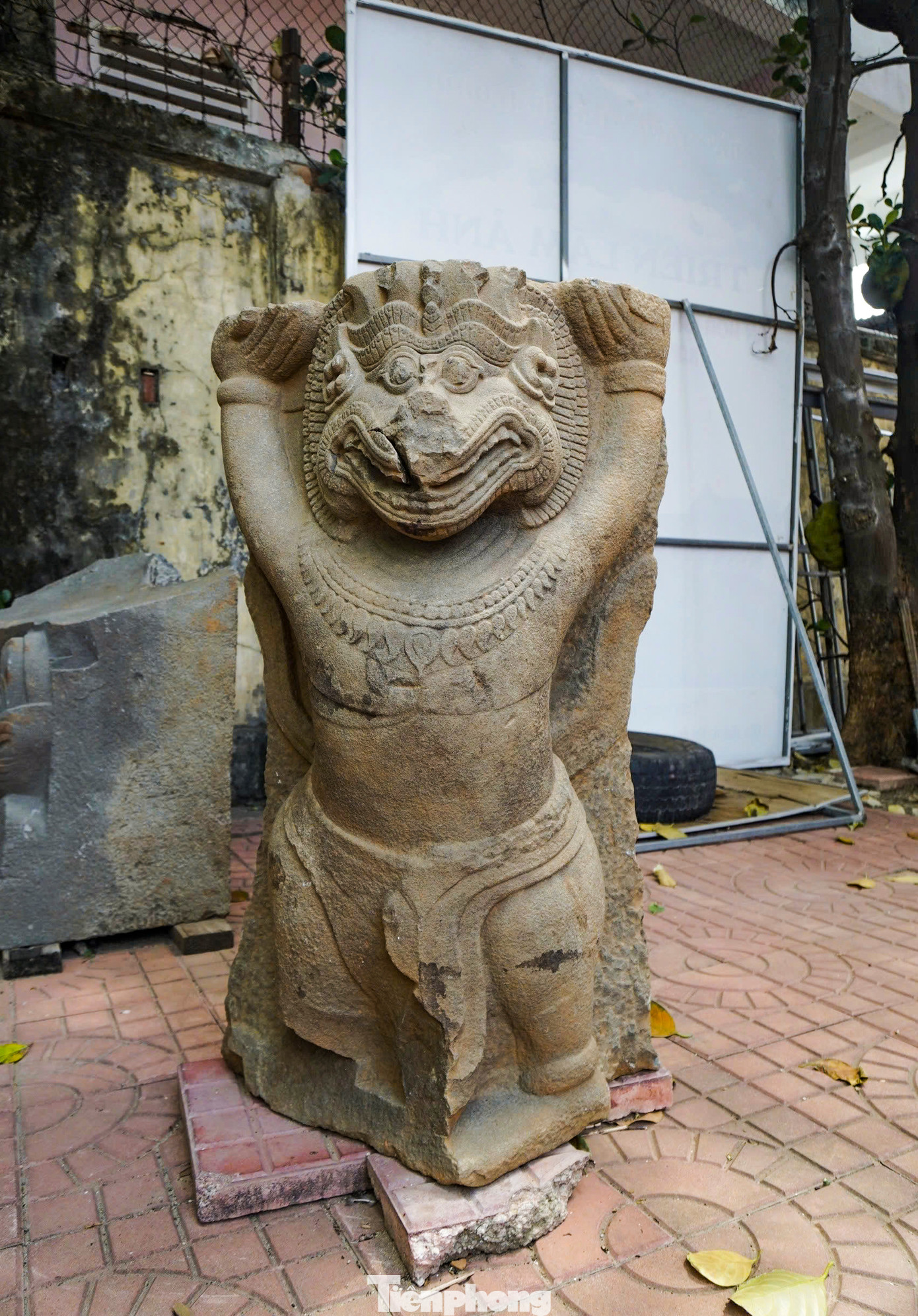 Tượng sư tử phát hiện ở phế tích Đại Hữu.