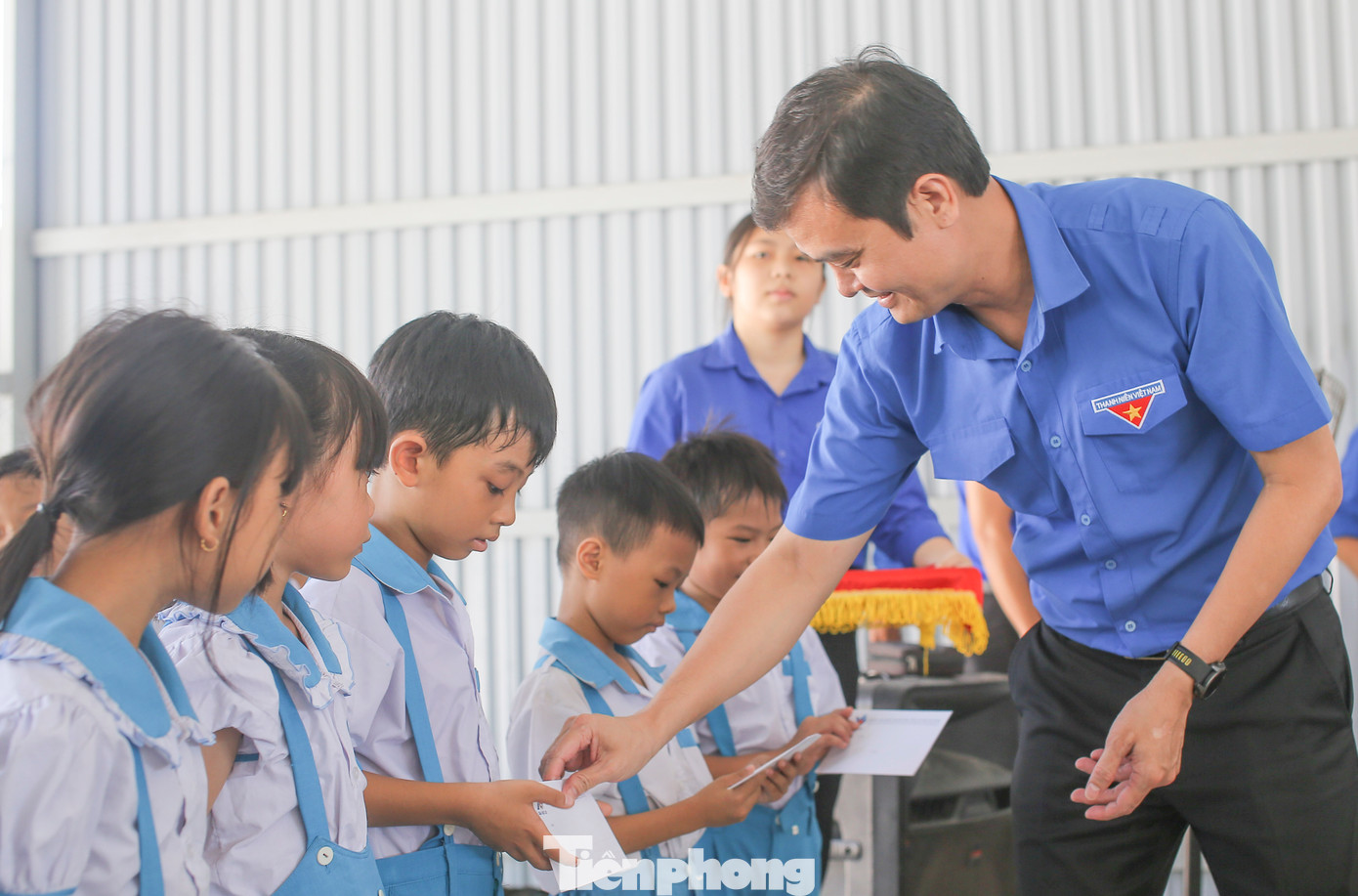 Anh Bùi Quang Huy trao tặng học bổng cho các em học sinh. Ảnh: Trương Định