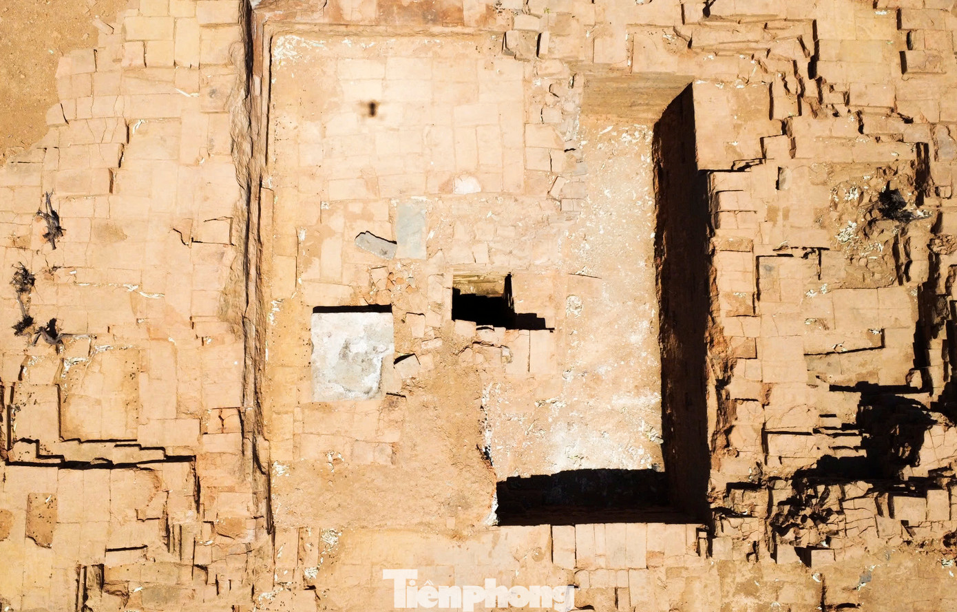 Chính giữa lòng tháp là hố thiêng, đây là kiến trúc trung tâm của ngôi tháp, nằm dưới nền gạch kiến trúc tháp.