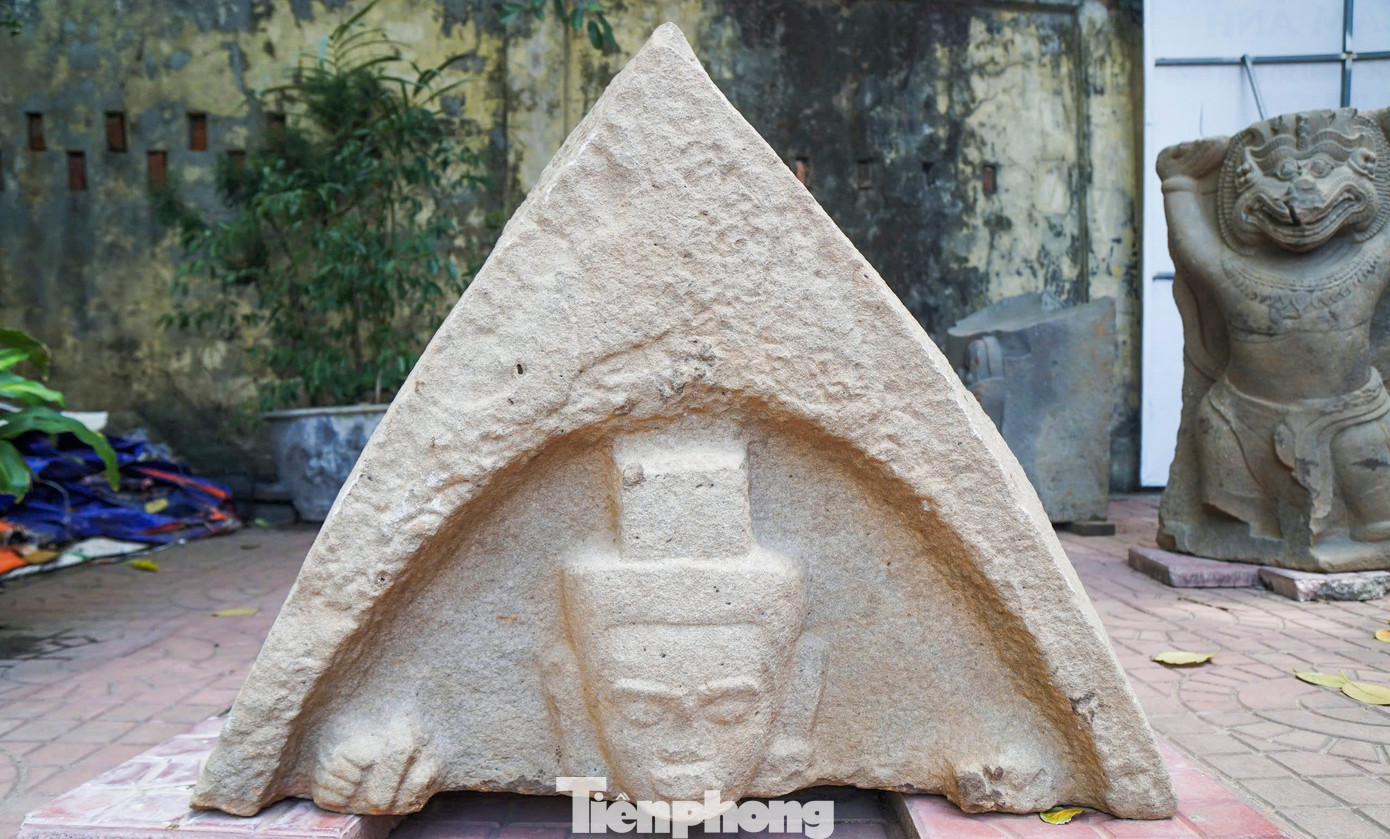 Quá trình khai quật đã tìm thấy 156 hiện vật bằng đá với nhiều loại hình và kích thước khác nhau. Ngoài ra, quá trình khai quật còn phát hiện được 522 hiện vật chất liệu đất nung (chưa tính hiện vật gạch).