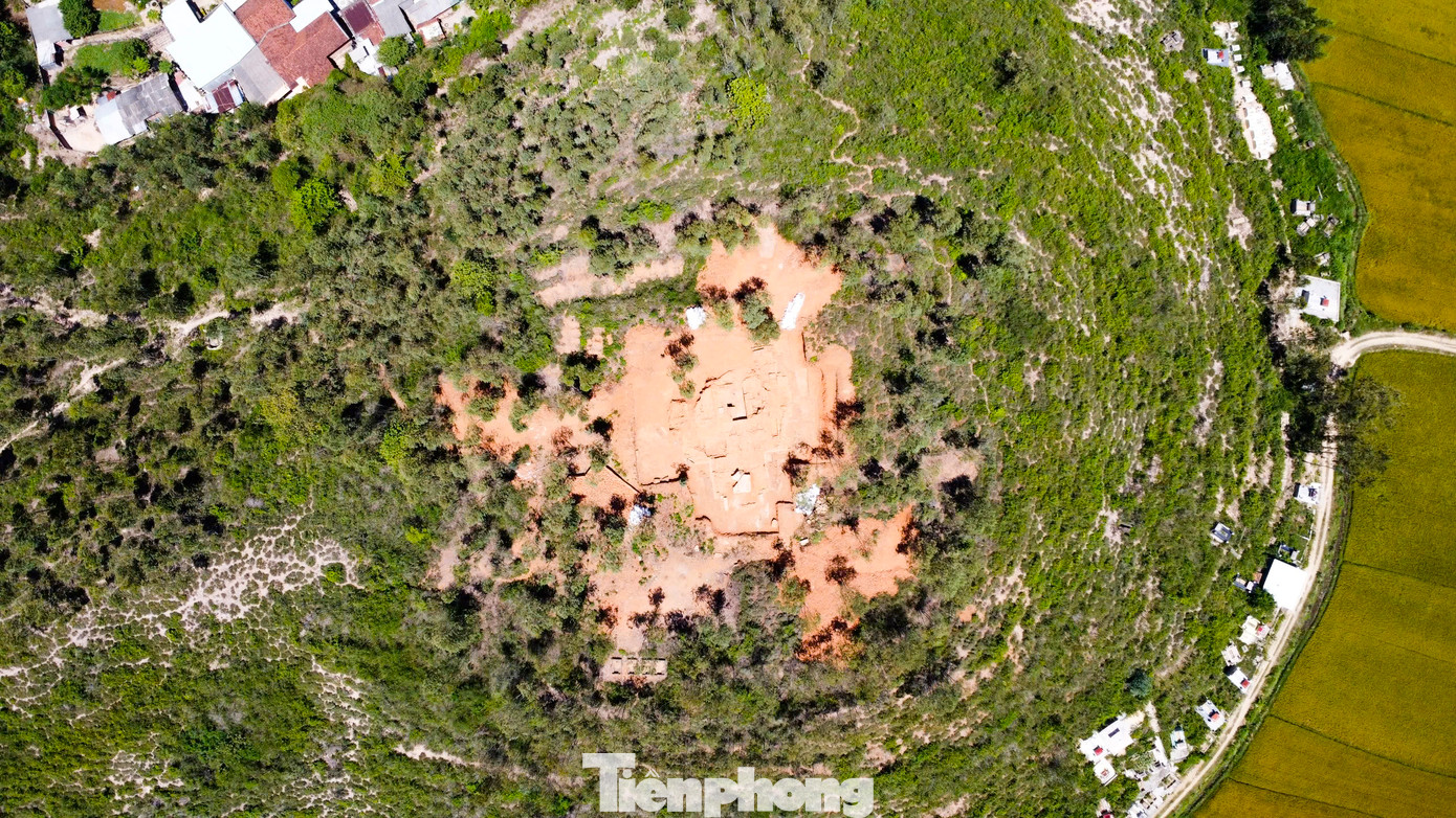 Phế tích tháp Đại Hữu tọa lạc trên đỉnh núi Đất ở thôn Chánh Mẫn (xã Cát Nhơn, huyện Phù Cát, Bình Định).