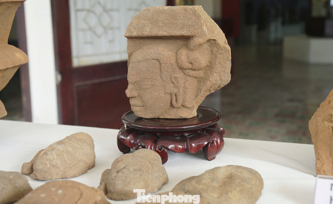 Quá trình khai quật đã tìm thấy 156 hiện vật bằng đá với nhiều loại hình và kích thước khác nhau. Ngoài ra, quá trình khai quật còn phát hiện được 522 hiện vật chất liệu đất nung (chưa tính hiện vật gạch).