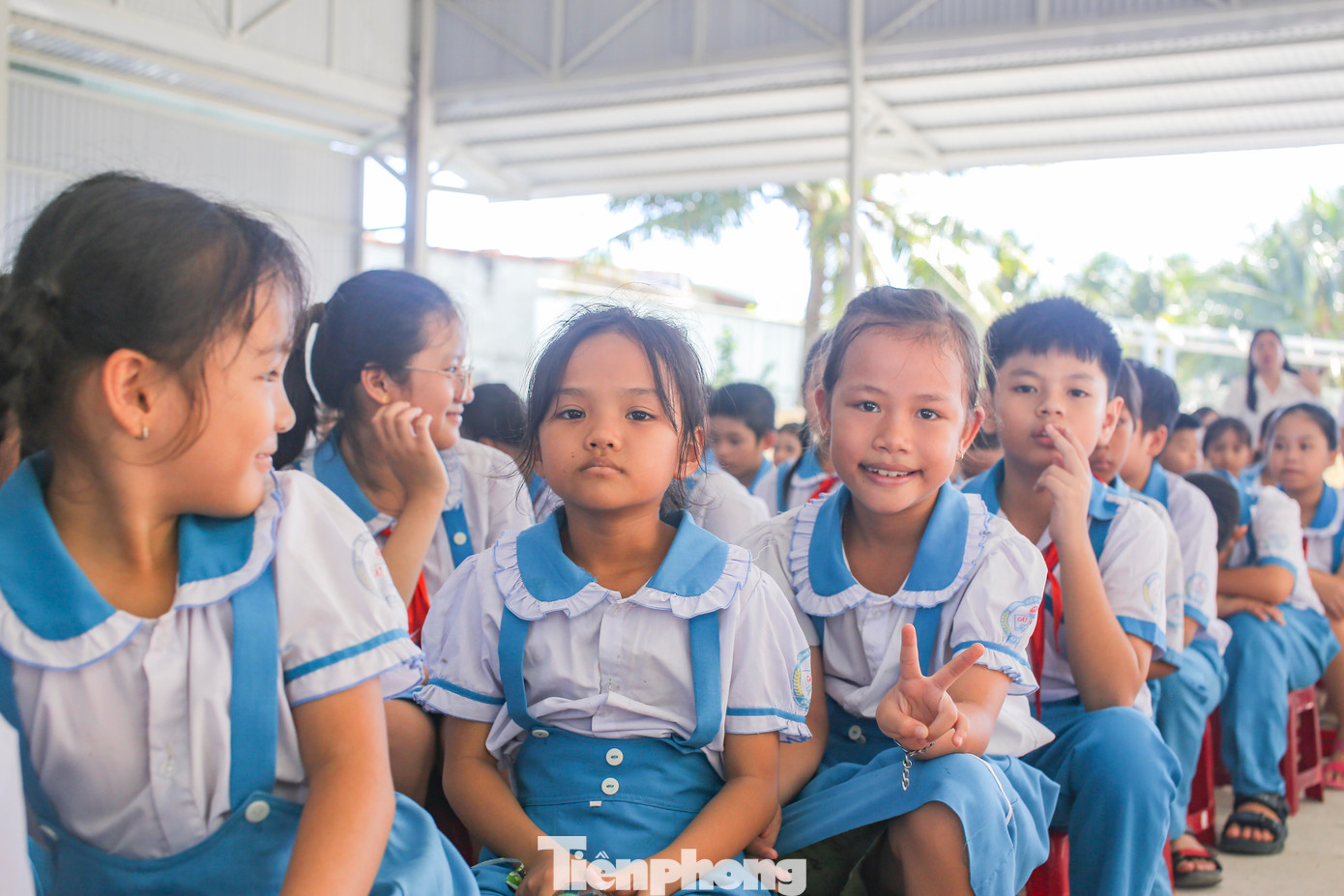 Các em học sinh trường Tiểu học số 1 Cát Khánh tại buổi lễ trao học bổng. Ảnh: Trương Định