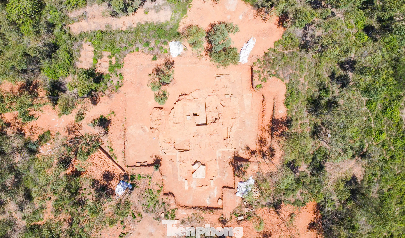 Tháp có cửa ra vào phía Đông và hệ thống cửa giả. So sánh về bình diện với các tháp Chămpa khác thì bình diện tháp Đại Hữu có quy mô lớn.