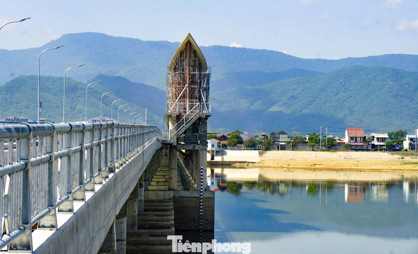 Ông Phan Chí Hùng - Chủ tịch UBND huyện Tây Sơn - cho biết, khi hoàn thành, công trình đập dâng Phú Phong sẽ phục vụ nước tưới thường xuyên cho hơn 500ha đất sản xuất tại các xã phía Nam của huyện, đây là điều quan trọng số 1. Bên cạnh đó, tạo ra một cảnh quan môi trường trong lõi đô thị của Tây Sơn. Đồng thời, đảm bảo về môi trường thiên nhiên cho một đô thị trẻ của tỉnh Bình Định, cũng như tạo sức bật cho sự phát triển du lịch của Tây Sơn trong thời gian tới. Ảnh: Trương Định.