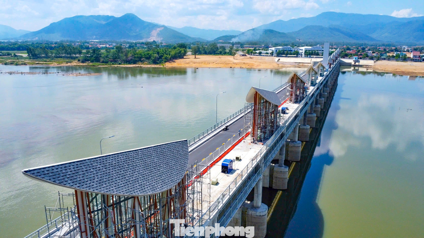 Nhìn từ trên cao, các mái nhà bảo vệ hệ thống máy vận hành được thiết kế theo ý tưởng chiếc lá trên dòng sông. Ảnh: Trương Định.