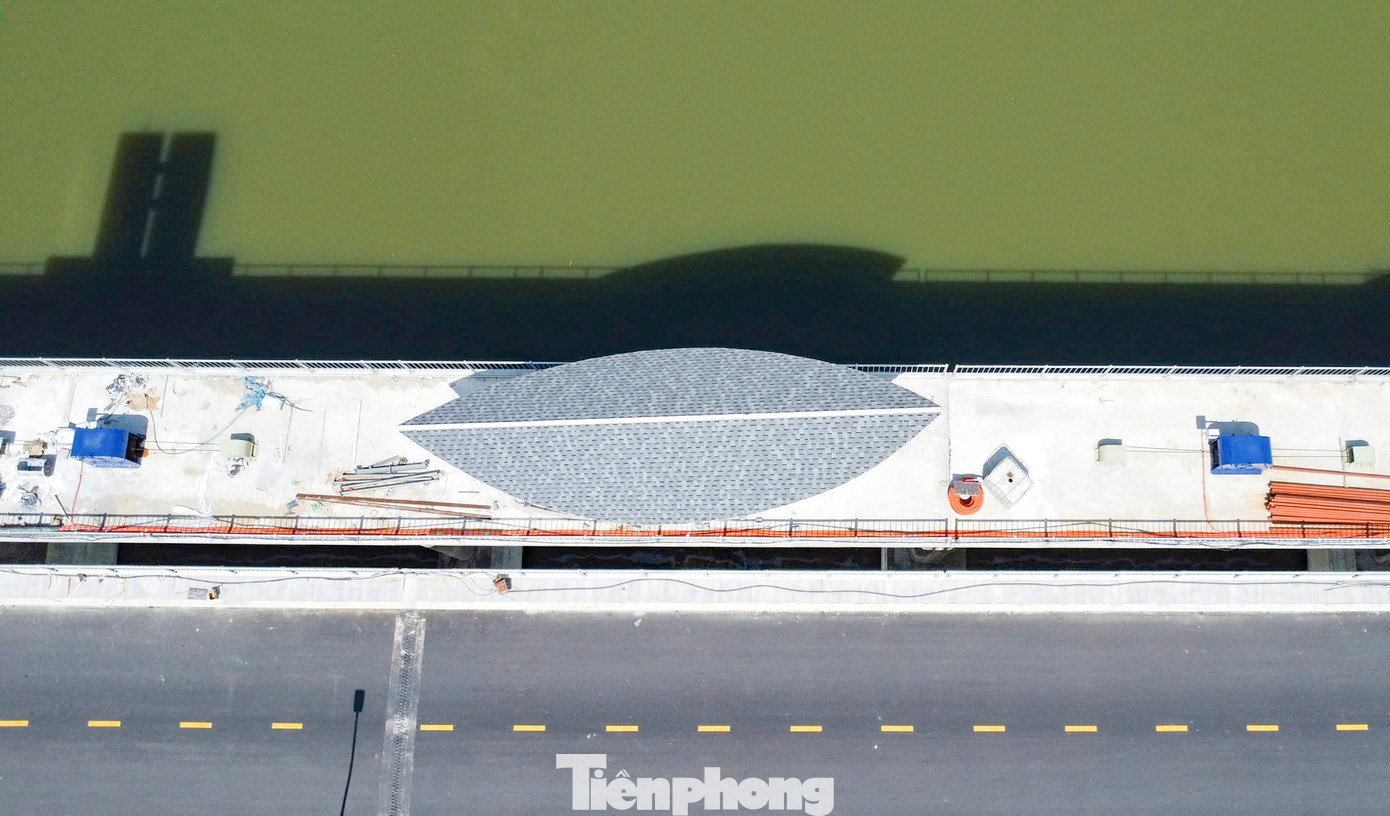 Công trình đập dâng Phú Phong kết hợp cầu giao thông rộng 10m, gồm 29 nhịp. Theo Chủ tịch huyện Tây Sơn, đây là một trong những tuyến giao thông kết nối quan trọng, góp phần vào sự phát triển kinh tế - xã hội của địa phương. Ảnh: Trương Định.