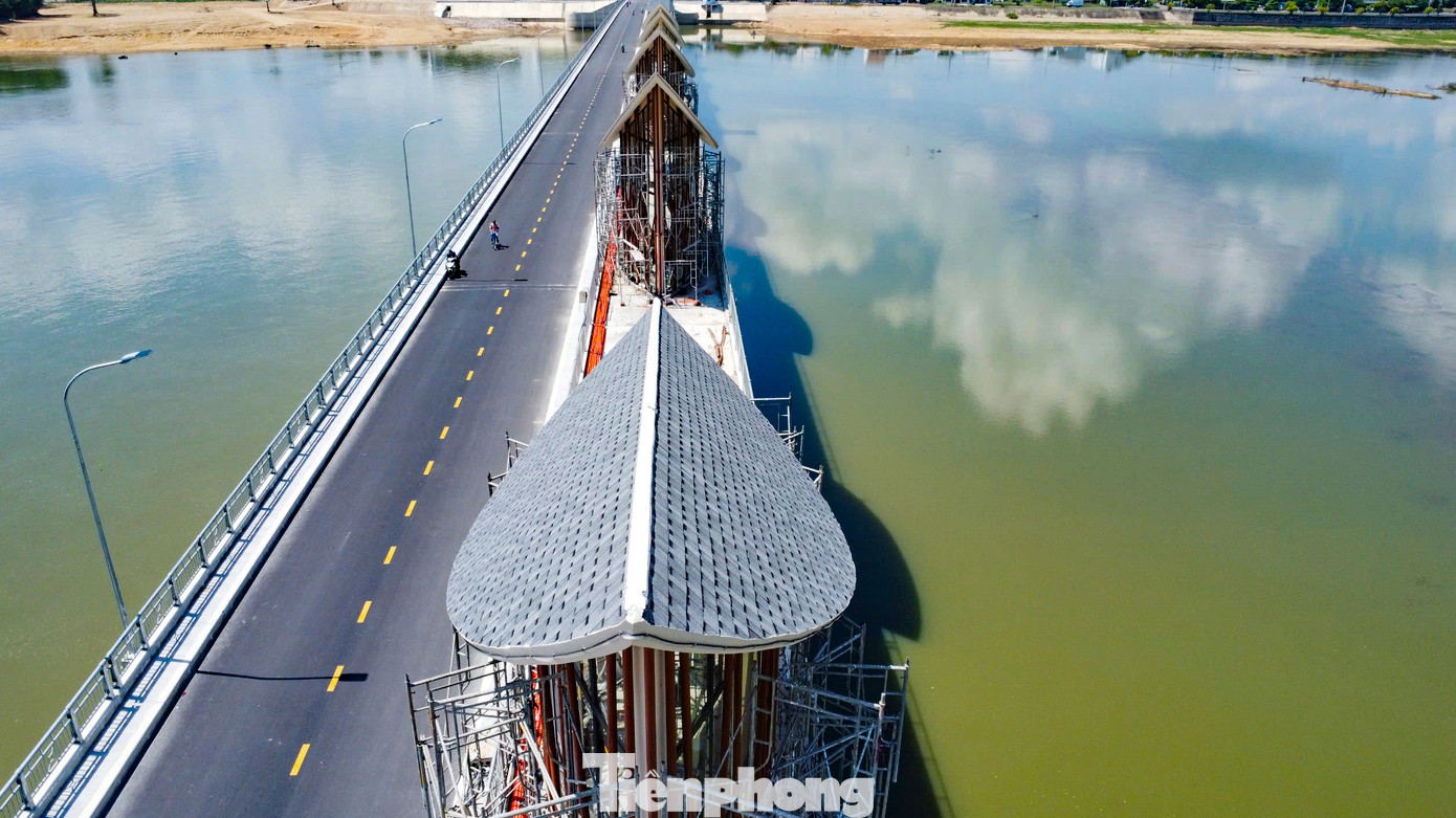 Theo ông Tô Tấn Thi - Giám đốc Ban Quản lý dự án NN&amp;PTNT tỉnh Bình Định, những chiếc lá thể hiện sự thân thiện với môi trường, gần gũi với con người, biểu hiện cho ngành nông nghiệp trong khu vực phát triển trù phú trong tương lai đúng như sứ mệnh của đập dâng; những chiếc lá gợi nhớ tới bến Trường Trầu - là một di tích lịch sử thời Tây Sơn nằm phía thượng lưu đập... Ảnh: Trương Định.