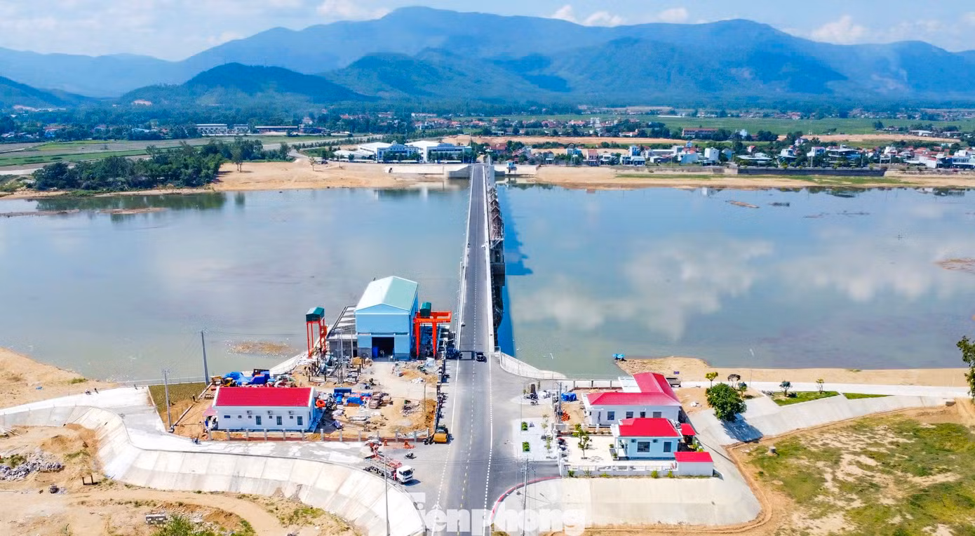 Công trình đập dâng Phú Phong kết nối giao thông 2 bờ sông Kôn. Ảnh: Trương Định. Công trình đập dâng Phú Phong kết nối giao thông 2 bờ sông Kôn. Ảnh: Trương Định.