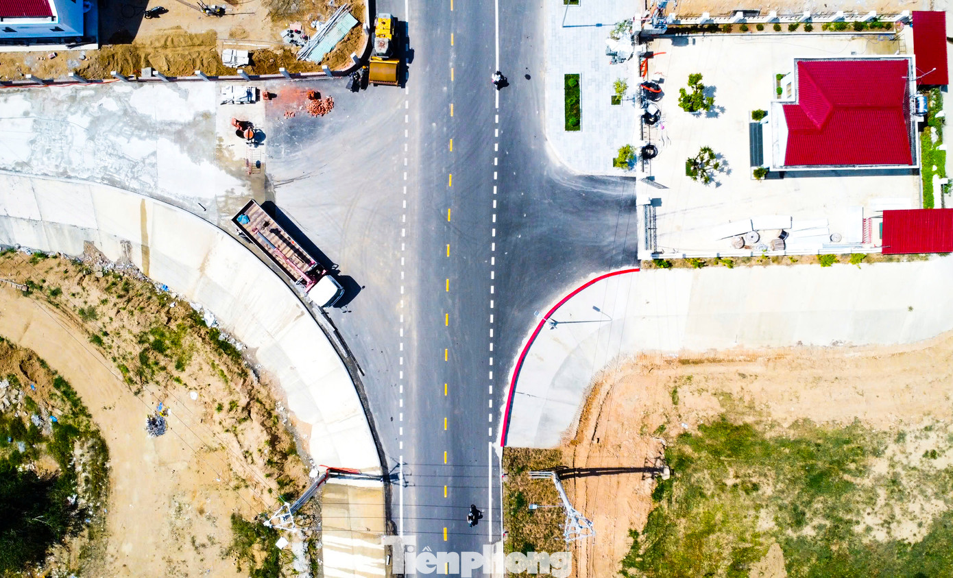 Cùng với thi công đập dâng, huyện Tây Sơn đã đầu tư tuyến đường giao thông kết nối từ quốc lộ 19 đến quốc lộ19B qua đập dâng Phú Phong, chiều dài gần 3 km, kết nối với sân bay Phù Cát. Ảnh: Trương Định.