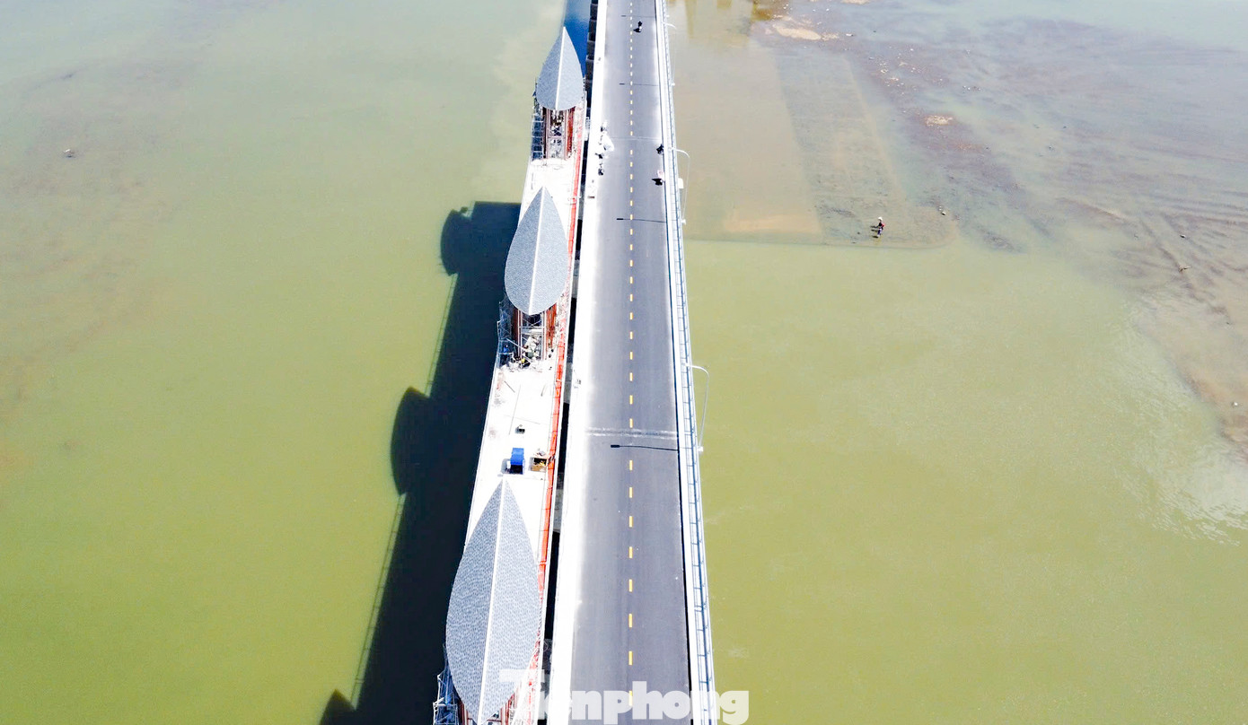 Công trình đập dâng Phú Phong thi công kết hợp cầu giao thông rộng 10 m, gồm 29 nhịp. Điểm nhấn là hình ảnh 10 chiếc lá trên các mái nhà bảo vệ hệ thống máy vận hành. Ảnh: Trương Định.