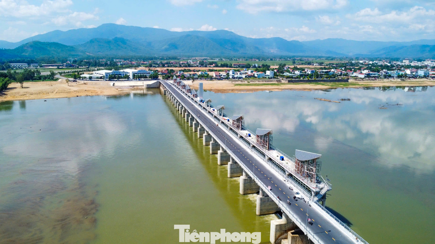 Đập Phú Phong dài 590m, bao gồm 20 cửa xả sâu giữa sông mỗi cửa rộng 15m bằng thép, đáy cửa ở cao trình 14m ngang với đáy sông, vận hành bằng hệ thống điện, các cửa xả sâu chỉ vận hành vào mùa mưa để xả lũ; phần đập tràn tự do 2 bên dạng tràn Labyrinth với tổng chiều rộng 237m, cao trình ngưỡng tràn 18m. Ảnh: Trương Định.