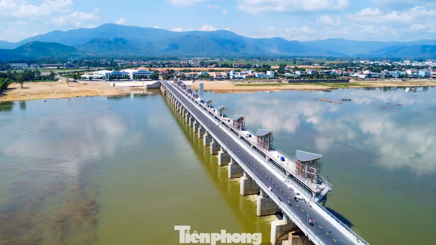 Đập Phú Phong dài 590m, bao gồm 20 cửa xả sâu giữa sông mỗi cửa rộng 15m bằng thép, đáy cửa ở cao trình 14m ngang với đáy sông, vận hành bằng hệ thống điện, các cửa xả sâu chỉ vận hành vào mùa mưa để xả lũ; phần đập tràn tự do 2 bên dạng tràn Labyrinth với tổng chiều rộng 237m, cao trình ngưỡng tràn 18m. Ảnh: Trương Định. Đập Phú Phong dài 590m, bao gồm 20 cửa xả sâu giữa sông mỗi cửa rộng 15m bằng thép, đáy cửa ở cao trình 14m ngang với đáy sông, vận hành bằng hệ thống điện, các cửa xả sâu chỉ vận hành vào mùa mưa để xả lũ; phần đập tràn tự do 2 bên dạng tràn Labyrinth với tổng chiều rộng 237m, cao trình ngưỡng tràn 18m. Ảnh: Trương Định.