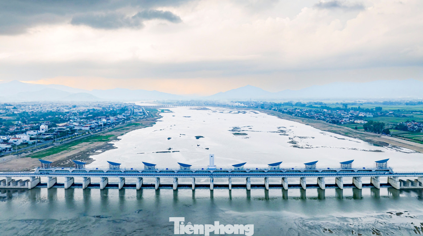 Công trình đập dâng Phú Phong tổng chiều dài 590 m, tổng vốn đầu tư hơn 750 tỷ đồng, được khởi công tháng 2/2022 và đưa vào sử dụng vào thời điểm cuối năm 2024. Do Ban Quản lý dự án Nông nghiệp và Phát triển nông thôn tỉnh Bình Định làm chủ đầu tư. Ảnh: Dũng Nhân.