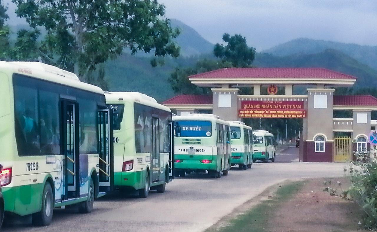 Người dân sau khi xuống sân bay sẽ được tỉnh bố trí xe đưa đi cách ly tập trung. Ảnh: G.N