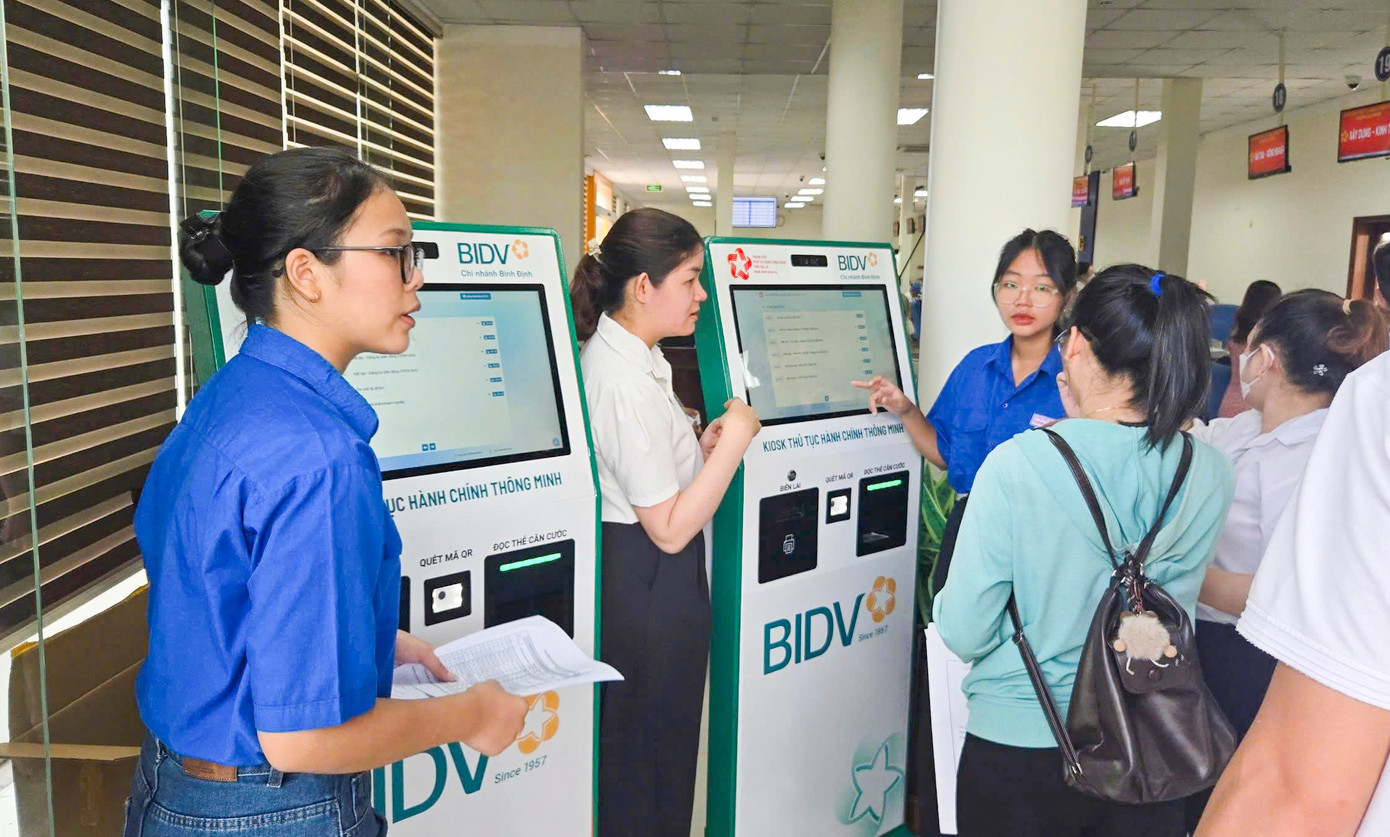 Ngay từ ngày 1/7, khi các đơn vị hành chính cấp xã, phường mới chính thức đi vào hoạt động, các Tổ công nghệ số thanh niên tình nguyện và Đội Thanh niên tình nguyện thực hiện dịch vụ công trực tuyến trên địa bàn toàn tỉnh cũng đồng loạt ra quân, hỗ trợ, hướng dẫn người dân, doanh nghiệp thực hiện thủ tục hành chính tại Trung tâm Phục vụ hành chính công và Bộ phận Một cửa cấp xã mới.