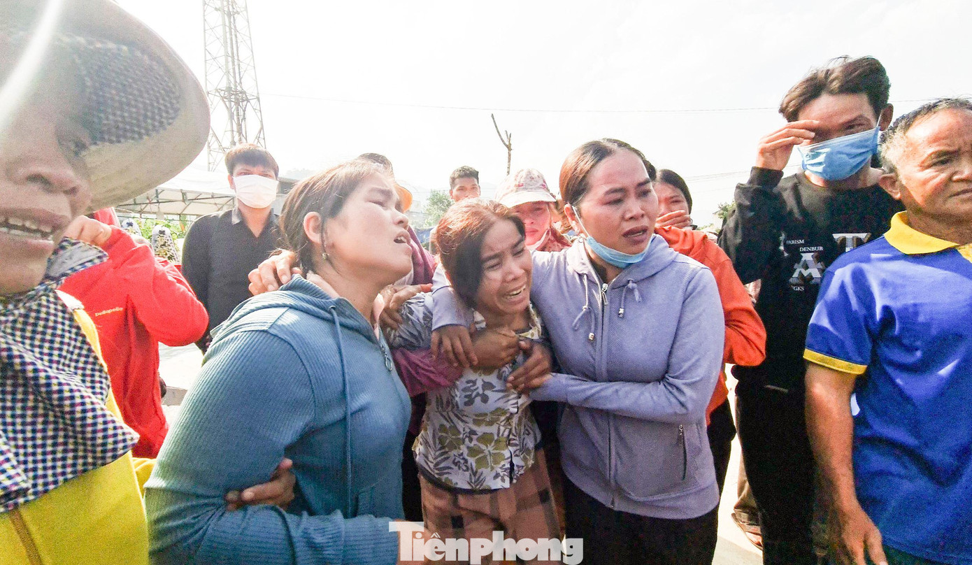 Bà Ngát khóc nghẹn khi xe đưa thi thể con gái vừa tới. Ảnh: Trương Định Bà Ngát khóc nghẹn khi xe đưa thi thể con gái vừa tới. Ảnh: Trương Định