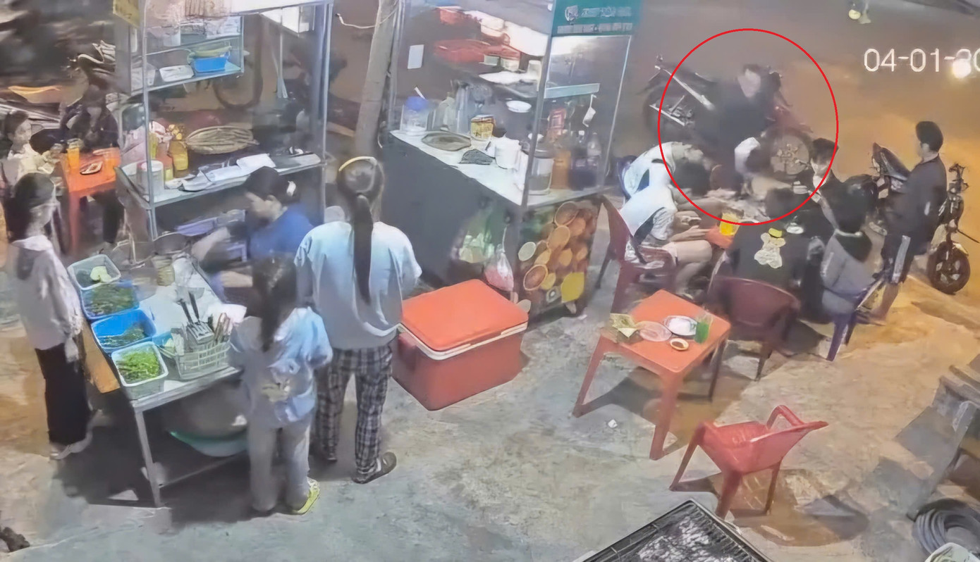 Người đàn ông đánh cháu bé tới tấp ngay tại bàn. Ảnh cắt từ clip