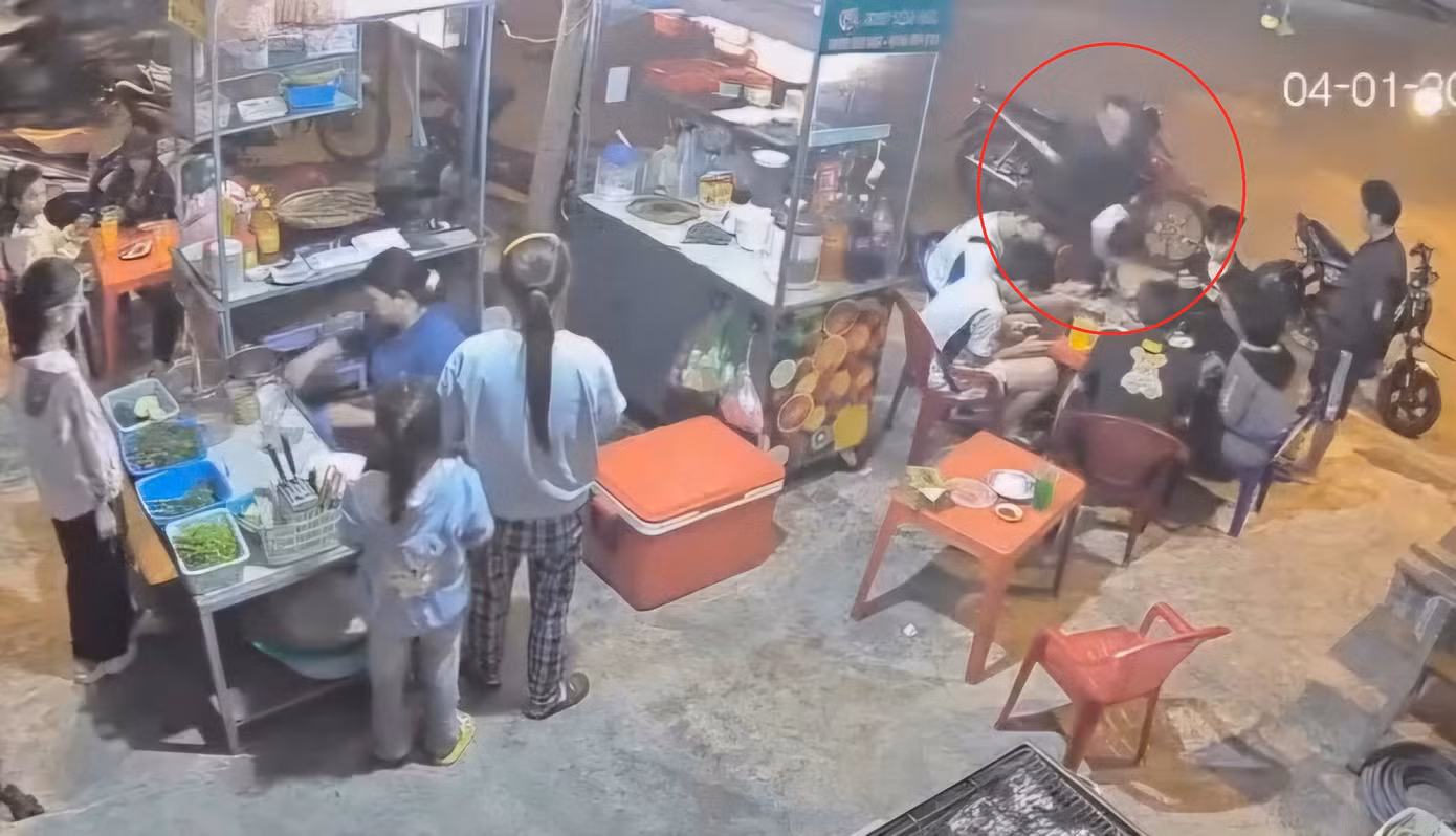 Người đàn ông đánh cháu bé tới tấp ngay tại bàn. Ảnh cắt từ clip
