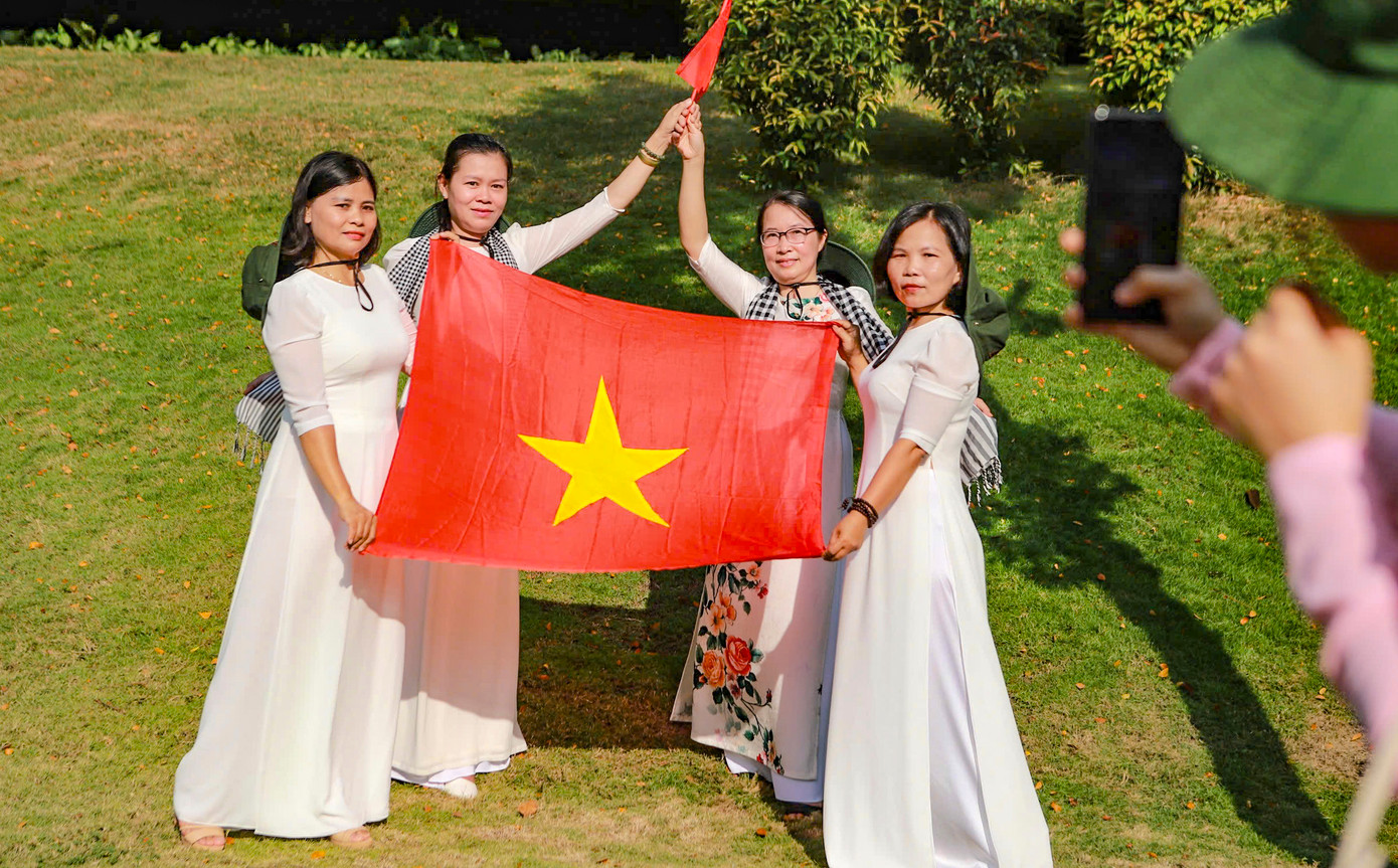 Người dân thể hiện niềm tự hào dân tộc, hòa chung vào không khí tưng bừng của cả nước. Người dân thể hiện niềm tự hào dân tộc, hòa chung vào không khí tưng bừng của cả nước.