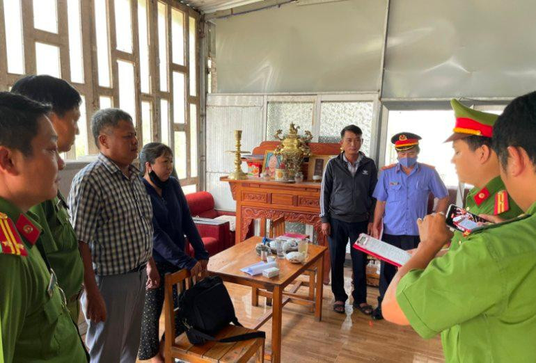 Cơ quan CSĐT Công an tỉnh Phú Yên thi hành lệnh bắt tạm giam đối với Nguyễn Thành Hiếu. (Ảnh: Viện KSND tỉnh Phú Yên) Cơ quan CSĐT Công an tỉnh Phú Yên thi hành lệnh bắt tạm giam đối với Nguyễn Thành Hiếu. (Ảnh: Viện KSND tỉnh Phú Yên)