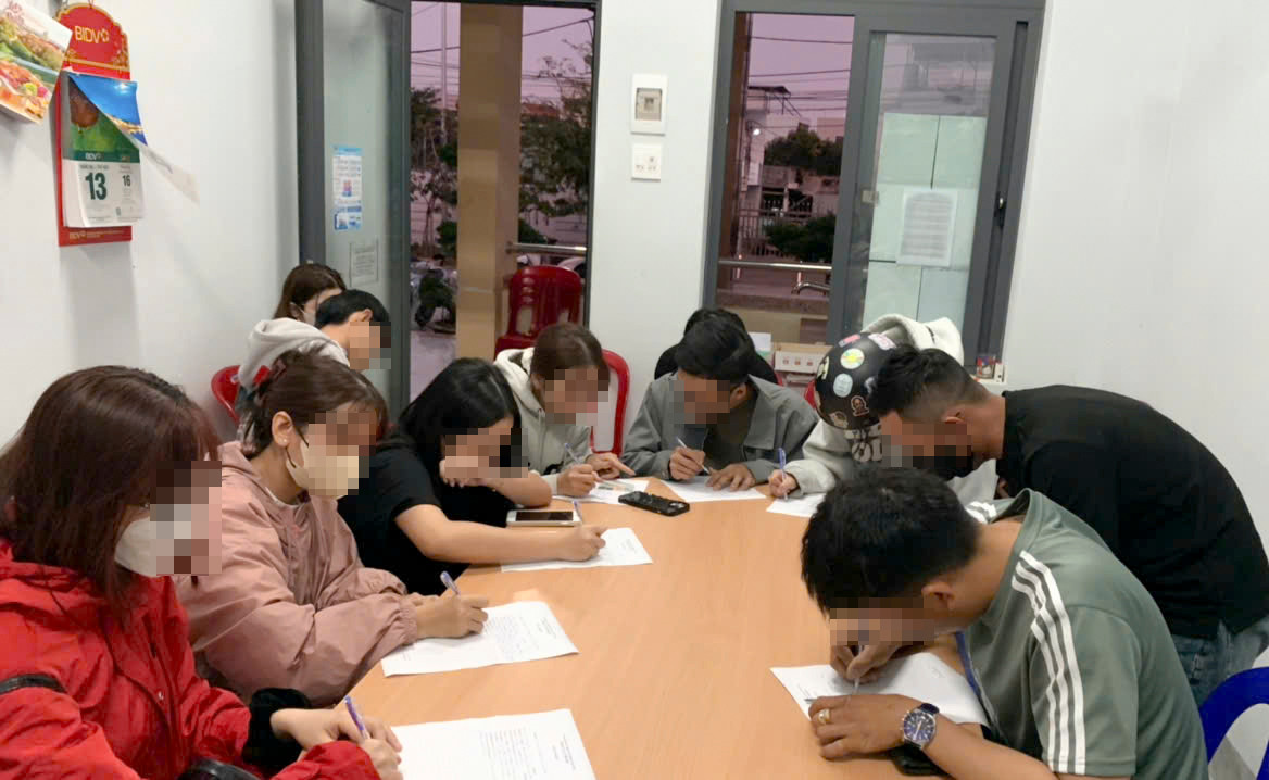 Các bạn trẻ viết bản cam kết không tái diễn.