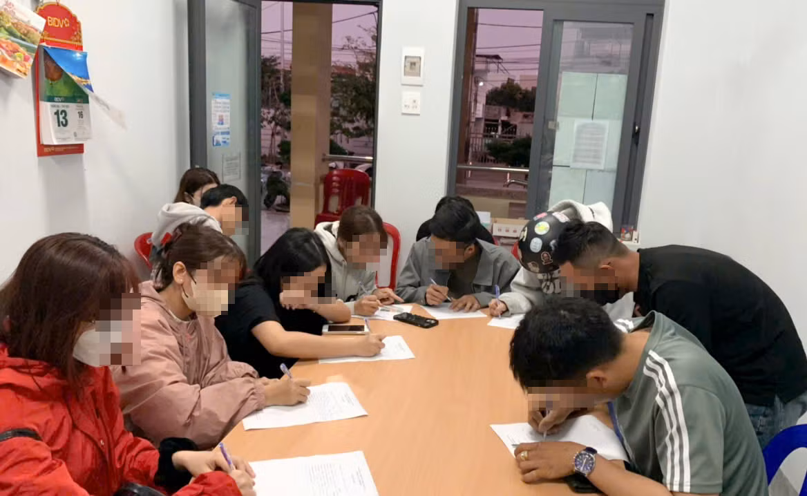 Các bạn trẻ viết bản cam kết không tái diễn. Các bạn trẻ viết bản cam kết không tái diễn.