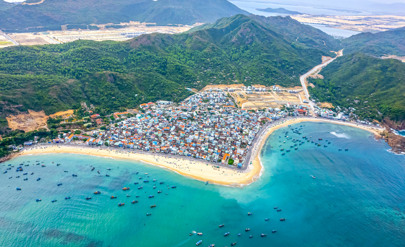 Nhơn Hải là xã bãi ngang nằm trong vùng bán đảo Phương Mai thuộc TP Quy Nhơn, có chiều dài bờ biển 15km. Nơi đây từ lâu đã nổi tiếng với bãi biển đẹp, những bãi rạn san hô được bảo tồn còn nguyên vẹn. Vùng biển Nhơn Hải là khu vực mang tính đặc trưng về đa dạng sinh học của hệ sinh thái rạn san hô vùng ven biển Bình Định.