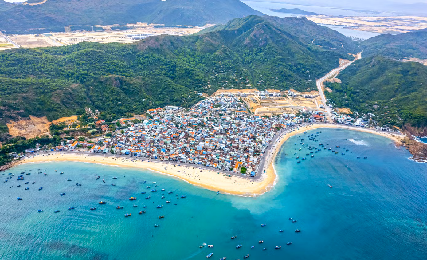 Nhơn Hải là xã bãi ngang nằm trong vùng bán đảo Phương Mai thuộc TP Quy Nhơn, có chiều dài bờ biển 15km. Nơi đây từ lâu đã nổi tiếng với bãi biển đẹp, những bãi rạn san hô được bảo tồn còn nguyên vẹn. Vùng biển Nhơn Hải là khu vực mang tính đặc trưng về đa dạng sinh học của hệ sinh thái rạn san hô vùng ven biển Bình Định.