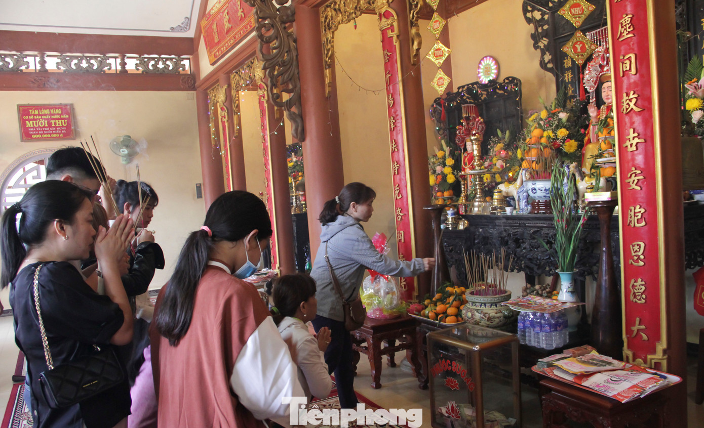 Người dân đến thắp hương. Ảnh: Trương Định