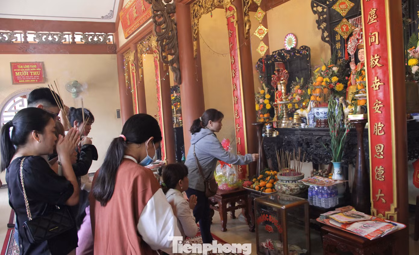Người dân đến thắp hương. Ảnh: Trương Định Người dân đến thắp hương. Ảnh: Trương Định