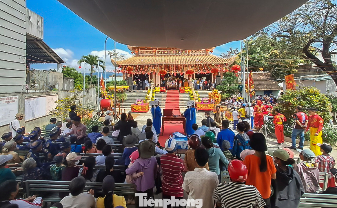 Đông đảo người dân trong và ngoài địa phương về tham gia lễ hội Vía Bà. Ảnh: Trương Định