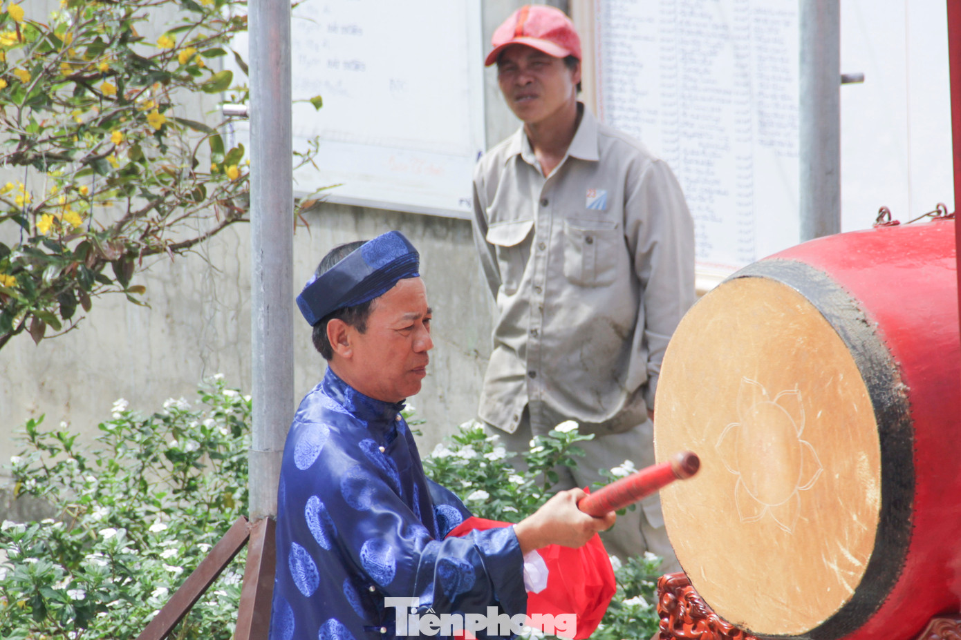 Đánh trống khai hội. Ảnh: Trương Định