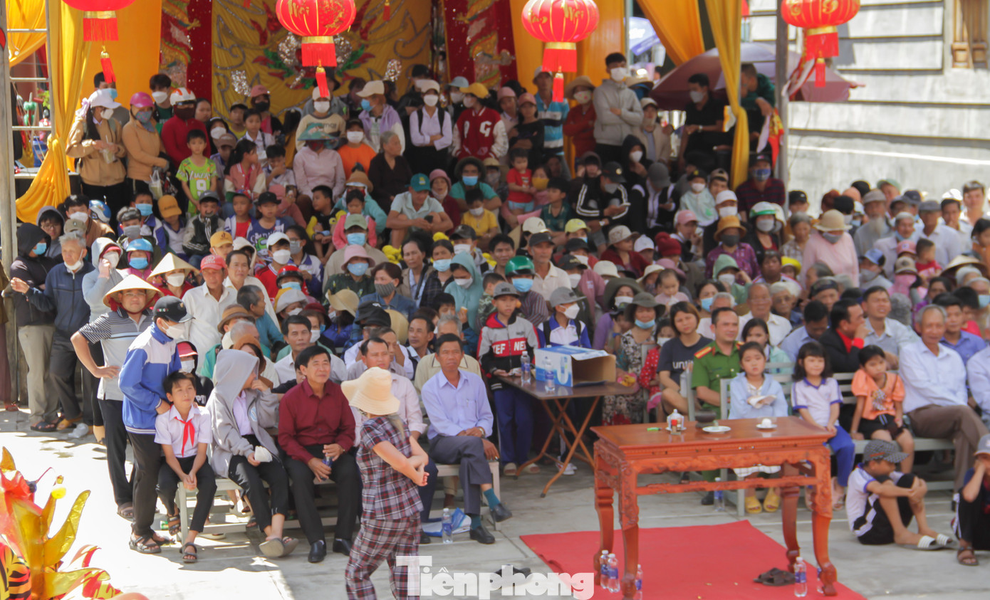 Người dân kéo về dự lễ. Ảnh: Trương Định