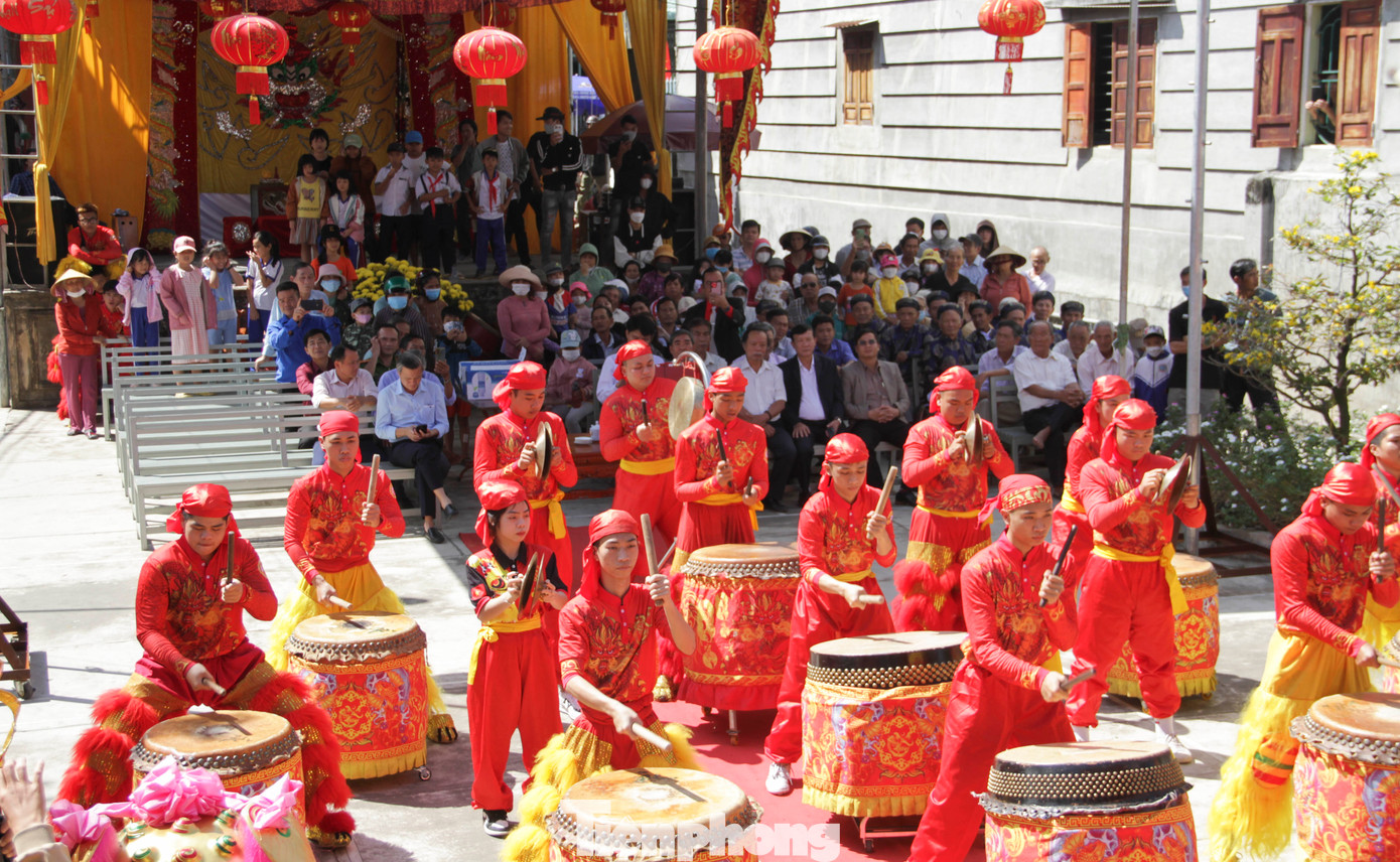 Màn biểu diễn trống khai lễ hội. Ảnh: Trương Định