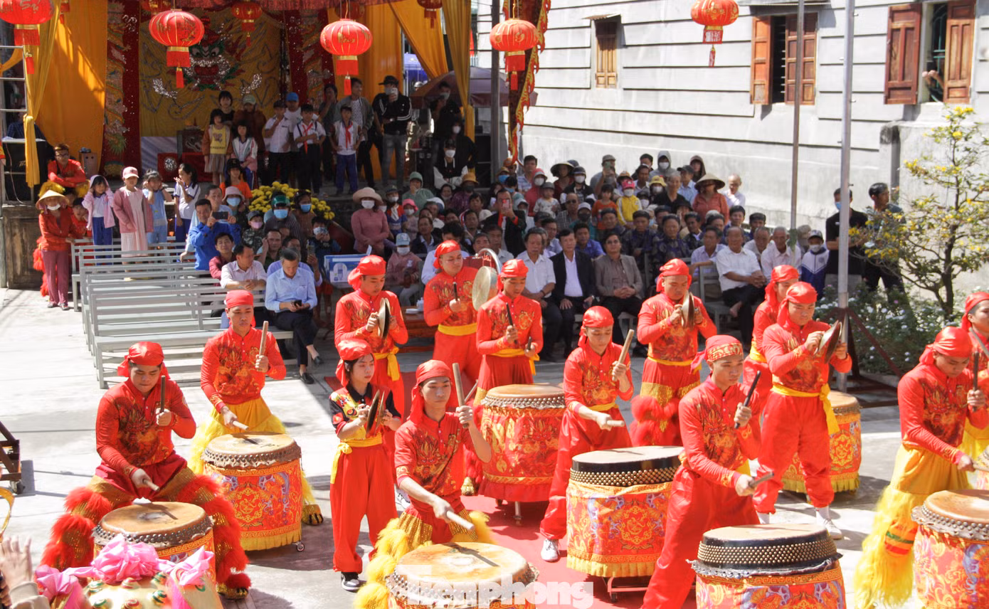 Màn biểu diễn trống khai lễ hội. Ảnh: Trương Định Màn biểu diễn trống khai lễ hội. Ảnh: Trương Định
