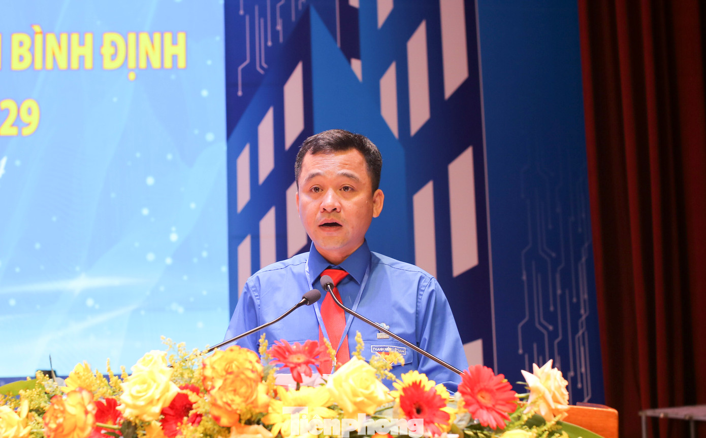 Anh Nguyễn Thành Trung - Bí thư Tỉnh Đoàn, Chủ tịch Hội LHTN Việt Nam tỉnh Bình Định khóa VII phát biểu khai mạc. Ảnh: Trương Định