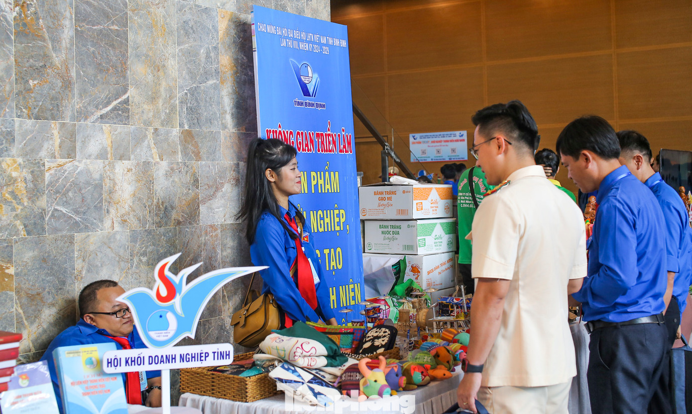 Các đại biểu tham quan không gian triển lãm tại đại hội. Ảnh: Trương Định