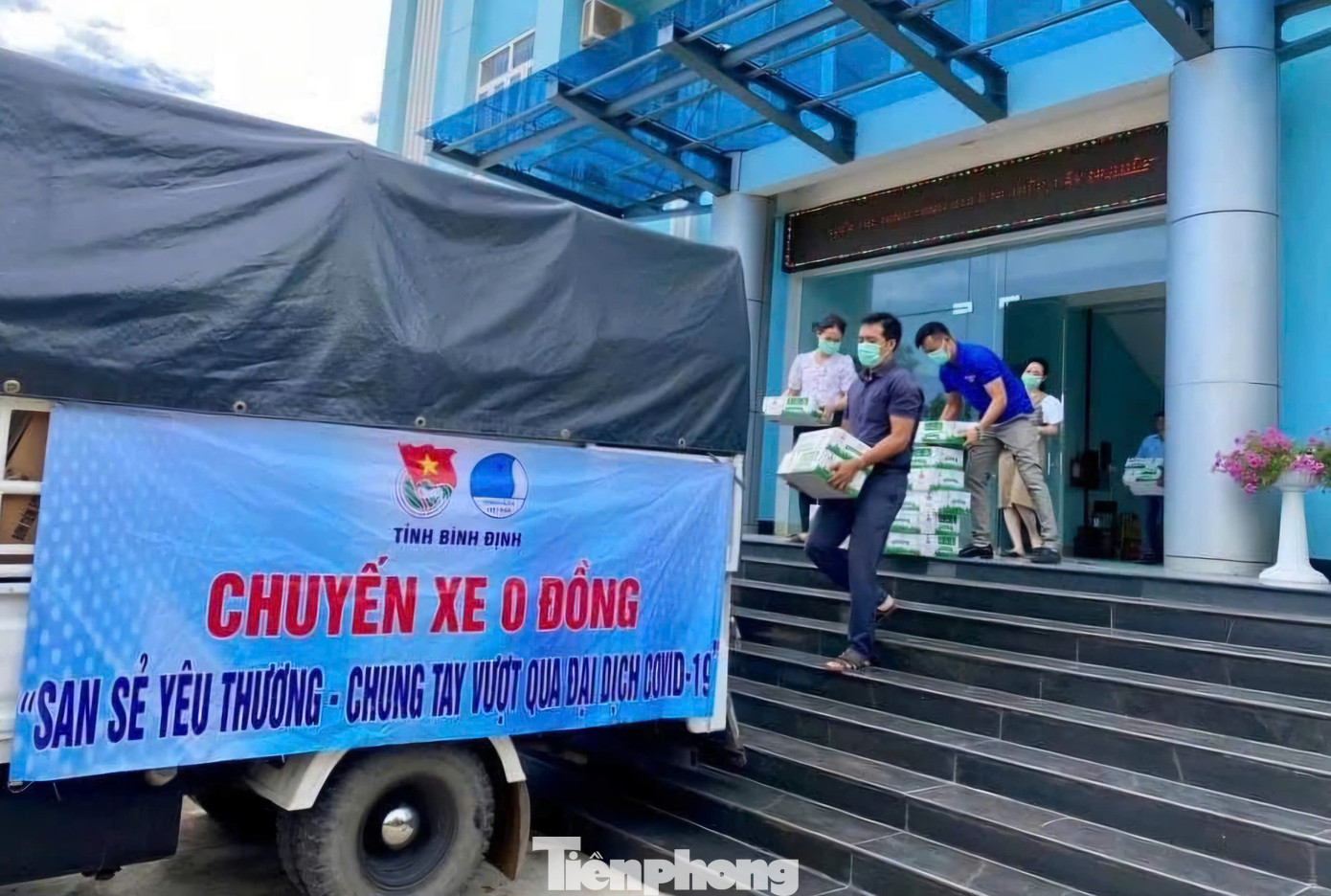 Chuyến xe 0 đồng "san sẻ yêu thương - chung tay vượt qua đại dịch COVID-19". Ảnh: Trương Định