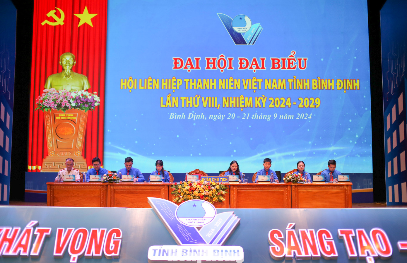 Đoàn Chủ tịch điều hành đại hội. Ảnh: Trương Định