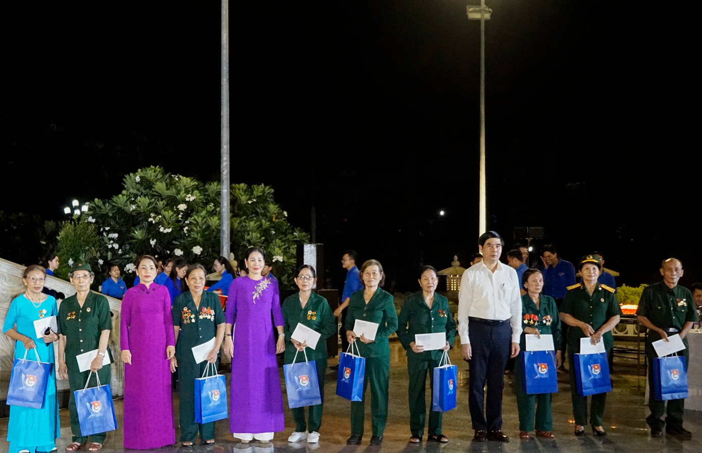 Trao quà cho các cô, chú cựu Chiến binh, cựu Thanh niên xung phong.