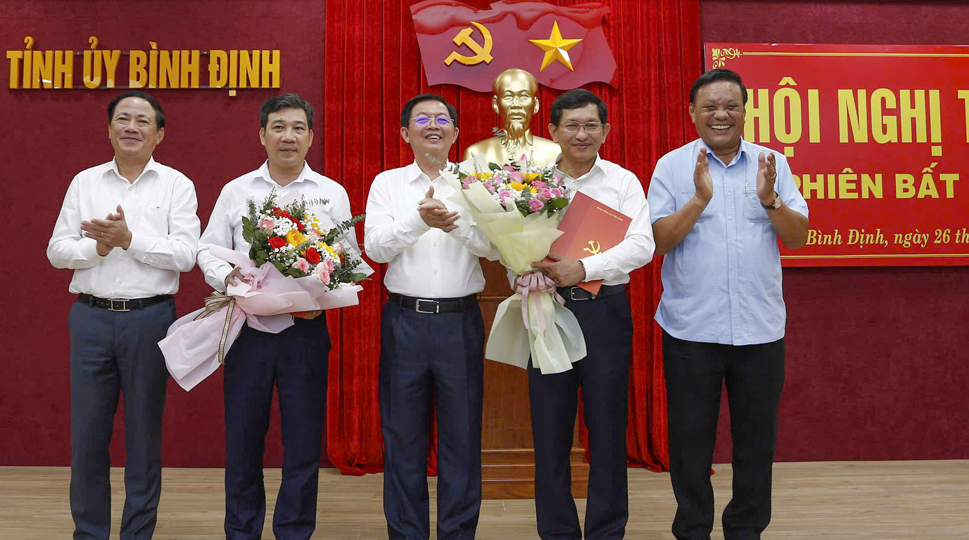 Thường trực Tỉnh ủy Bình Định trao quyết định và tặng hoa chúc mừng hai lãnh đạo vừa được điều động, phân công.