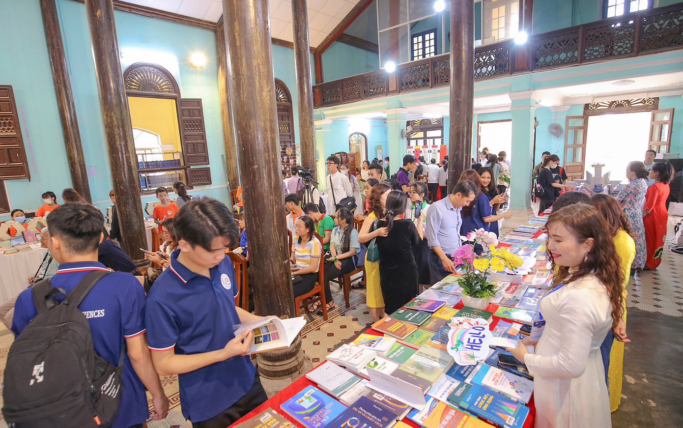 Hoạt động thu hút đông đảo người dân, và các em học sinh tham gia. Ảnh: T.H. Hoạt động thu hút đông đảo người dân, và các em học sinh tham gia. Ảnh: T.H.