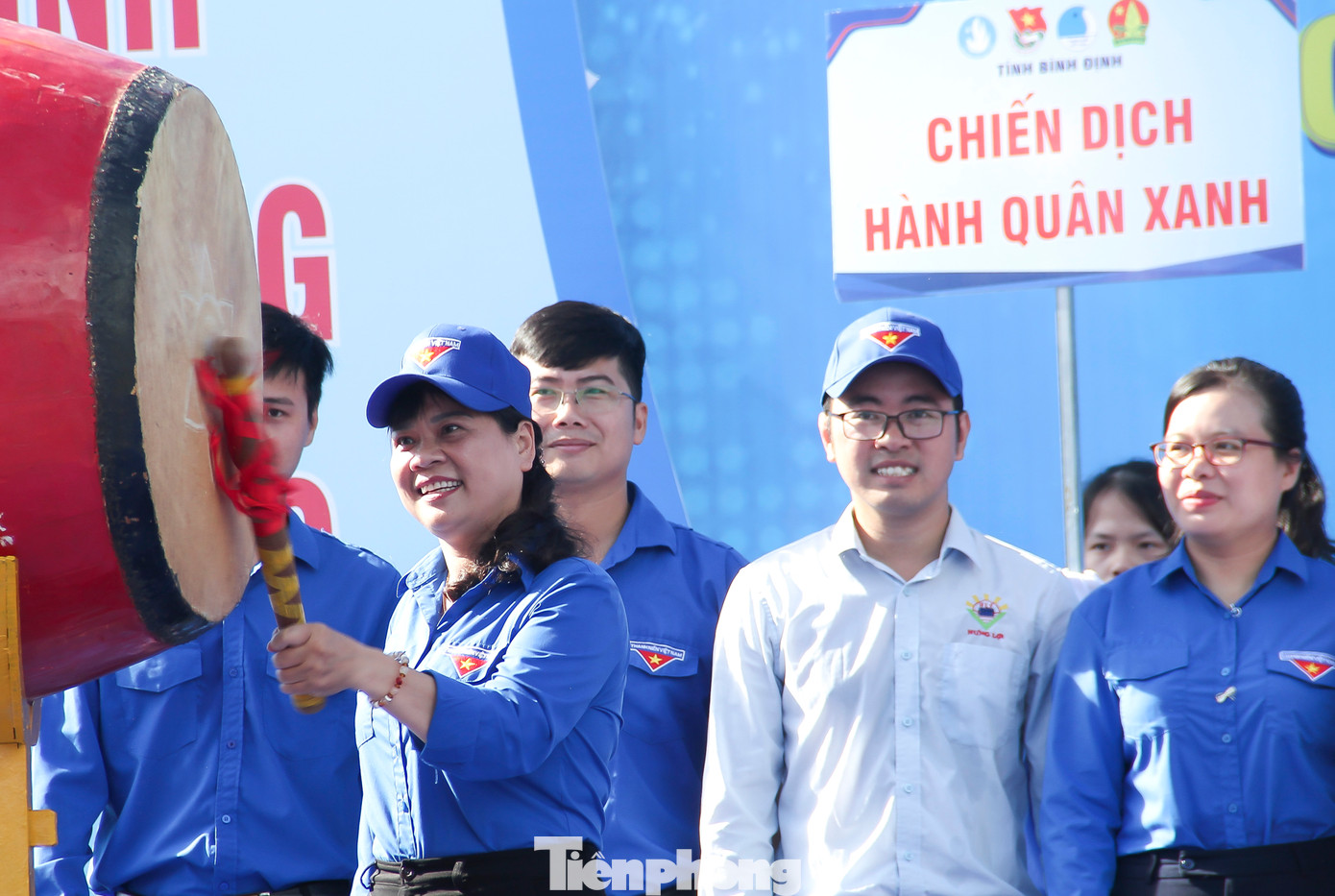 Bà Võ Thị Thu Hòa - Phó Trưởng ban Thường trực Ban Dân vận Tỉnh ủy Bình Định đánh trống phát động Chiến dịch Thanh niên tình nguyện Hè năm 2023. Ảnh: Trương Định