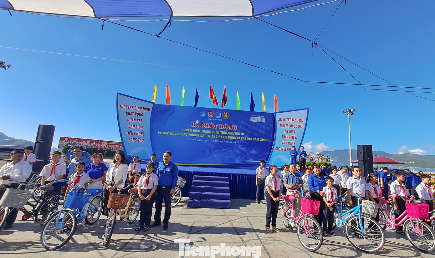 Dịp này, Tỉnh Đoàn Bình Định trao tặng 10 suất quà cho 10 hộ gia đình chính sách có hoàn cảnh khó khăn trên địa bàn tỉnh; trao tặng 20 xe đạp cho các em thiếu nhi có hoàn cảnh khó khăn trên địa bàn TP Quy Nhơn. Ảnh: Trương Định